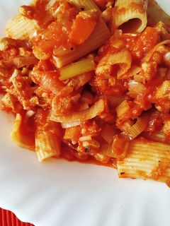 Una foto de Rigatoni con salsa boloñesa vegana