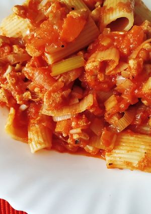 Una foto de Rigatoni con salsa boloñesa vegana