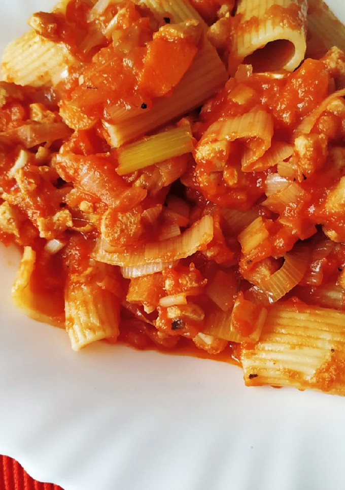 Una foto de Rigatoni con salsa boloñesa vegana
