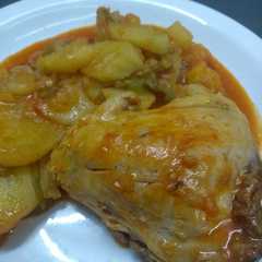 A picture of Pollo a la cacerola con papas y batatas 😋.