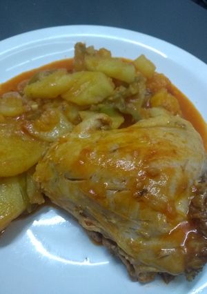 Una foto de Pollo a la cacerola con papas y batatas 😋