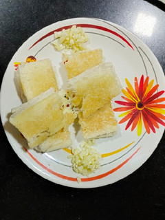 ચીઝ ગાર્લિક બ્રેડ (Cheese garlic bread recipe in Gujarati) રેસીપી મુખ્ય ફોટો