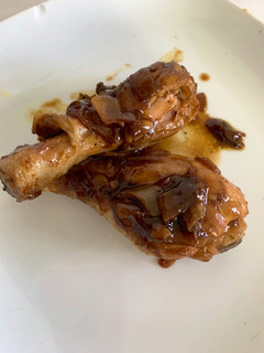 Una foto de Muslos de pollo con salsa de naranja y soja