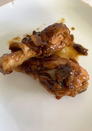 Una foto de Muslos de pollo con salsa de naranja y soja