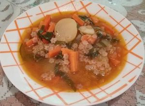 Una foto de Sopita de estrellitas con verduras 🍜