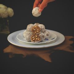 A picture of Shakarkandi gud laddoo.