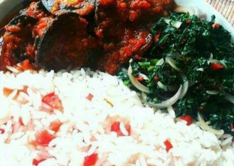 Recipe of Perfect White rice with snail Stew and steamed spinach