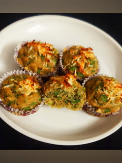 ચીઝી પાલખ પનીર મફીન્સ ( Cheesy Palak Paneer Muffins recipe in Gu રેસીપી મુખ્ય ફોટો