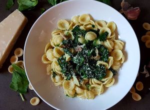 Una foto de Orecchiette con espinacas frescas