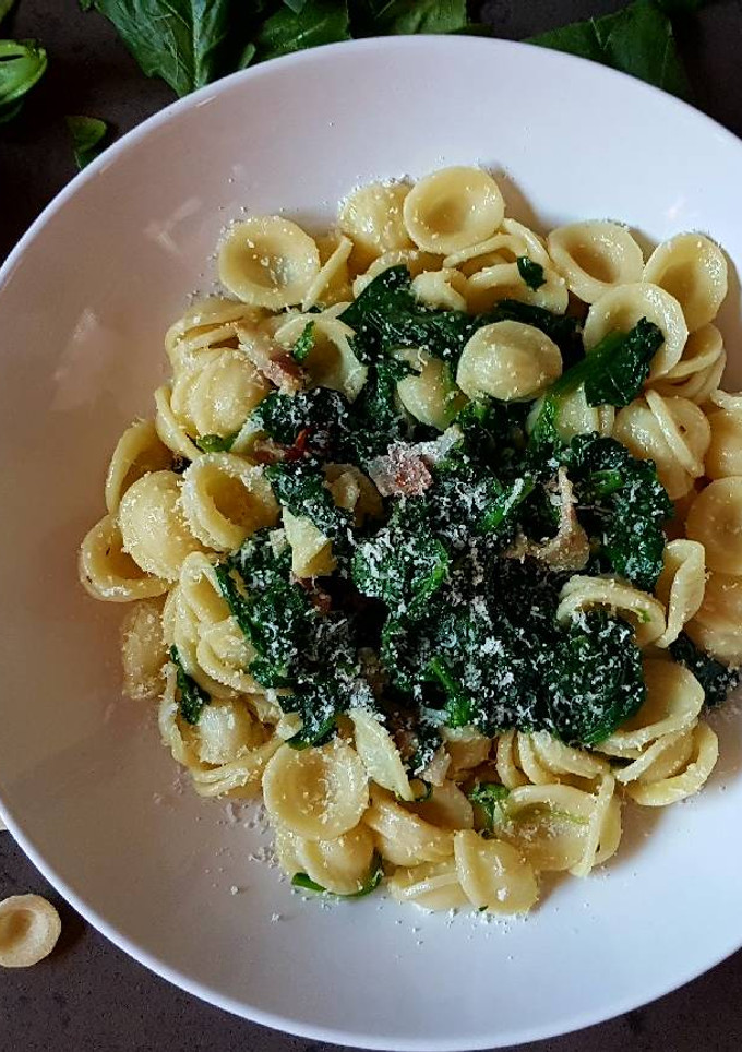 Una foto de Orecchiette con espinacas frescas