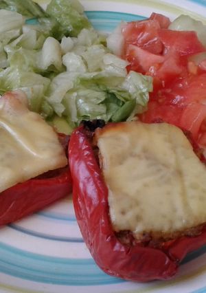 Una foto de Pimentones asados rellenos.... aprovechando las sobritas
