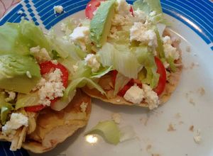 Una foto de Tostadas de pollo. ॐ