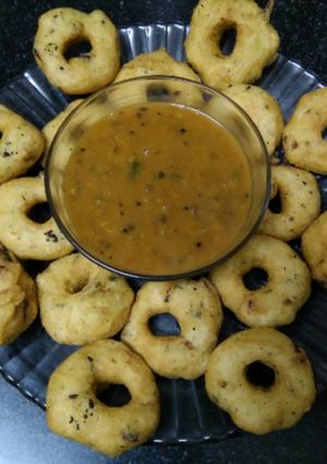 A picture of Medu Vada.
