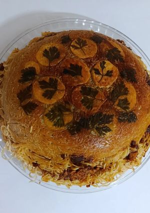 عکسی از دستور ماکارونی با ته دیگ سیب زمینی و تزیین جعفری