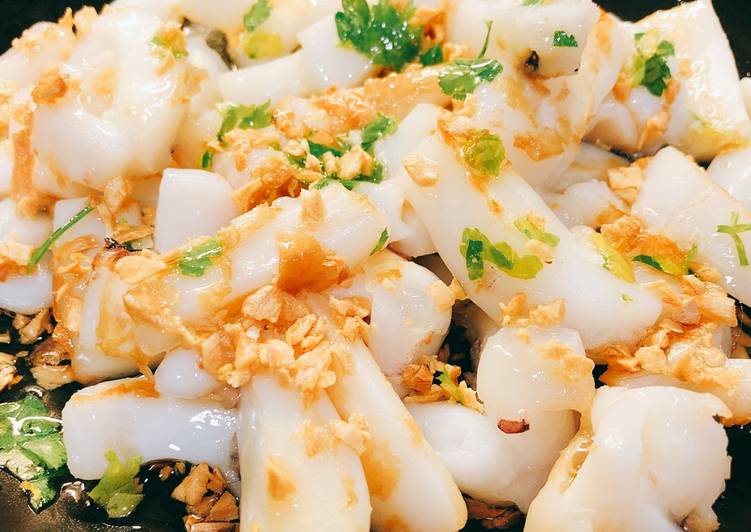 Sepia al ajillo con ajo crujiente y pimientos de Padrón