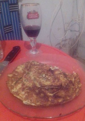 Una foto de Tortilla casera de acelga,cebolla, morrones rojo y verde