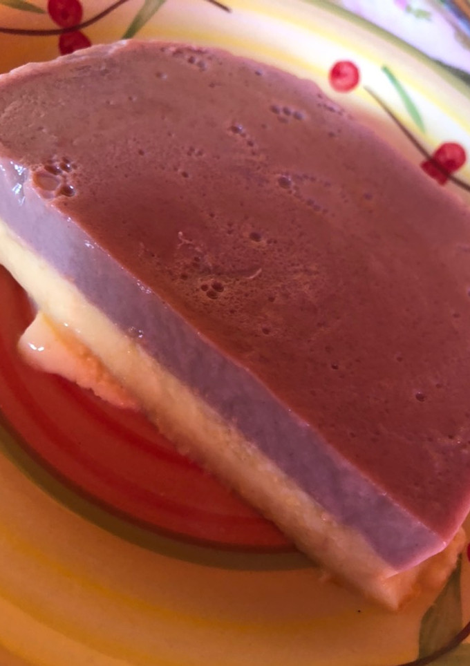 Una foto de Flan de vainilla y chocolate😋😋