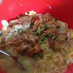 รูปของ Mie ayam bawang toping jamur (resep kreasi)