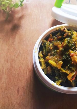 सात्विक कारल्याची भाजी (karlyachi bhaji recipe in marathi) रेसिपी चे मुख्य फोटो 