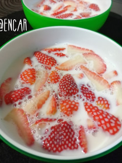Una foto de Fresas con leche