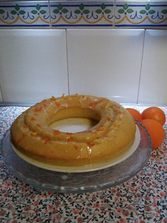 Una foto de Bizcocho de naranja con cobertura de leche condensada