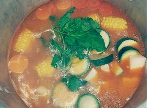 Una foto de Puchero "Caldo de Res" al Estilo HU3RA♡ :)