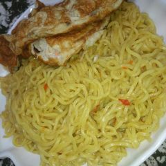 A picture of My simple noddles nd fried egg.