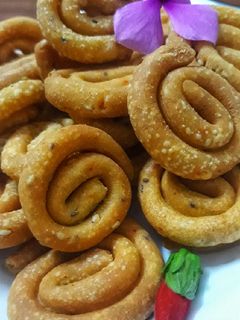 कुरकुरी चकली (Kurkuri chakli recipe in hindi) रेसिपी मुख्य फोटो