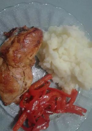 Una foto de Pollo relleno con jamón y queso con puré de papas