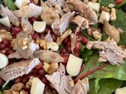 Una foto de ensalada codornices