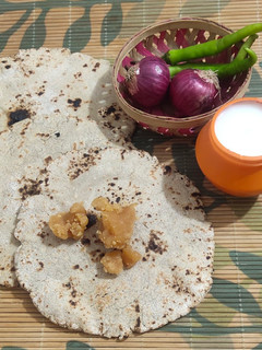 મકાઈ ના રોટલા (Makai Rotla Recipe In Gujarati) રેસીપી મુખ્ય ફોટો