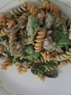 A picture of Mushroom spinach pasta with alfredo sauce.