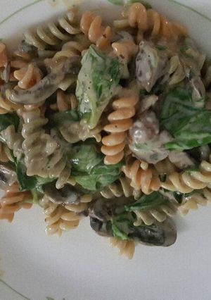 A picture of Mushroom spinach pasta with alfredo sauce.