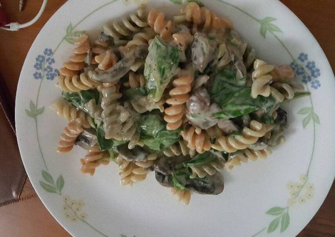 Mushroom spinach pasta with alfredo sauce