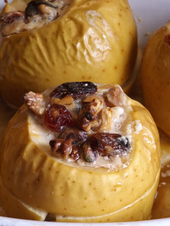Una foto de Manzanas asadas con frutos secos, ron y crema de leche
