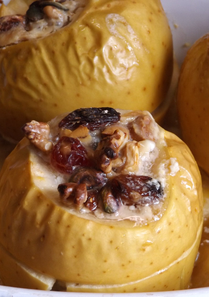 Una foto de Manzanas asadas con frutos secos, ron y crema de leche