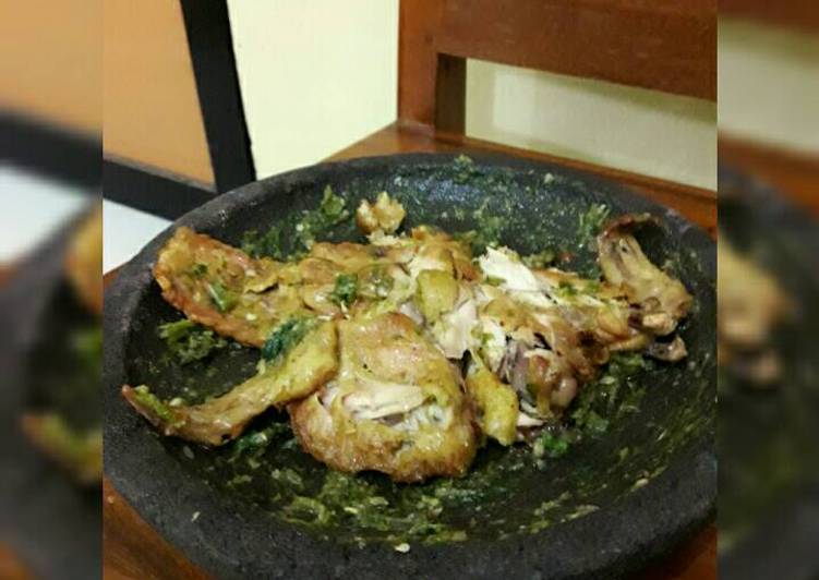 Resep Ayam dan tempe goreng geprek sambel hijau oleh Sukma 