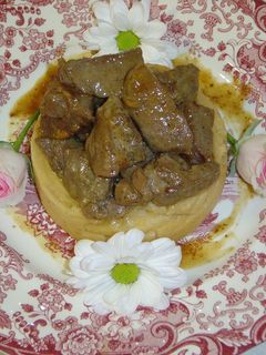 Una foto de Patatas revolconas con carne en salsa