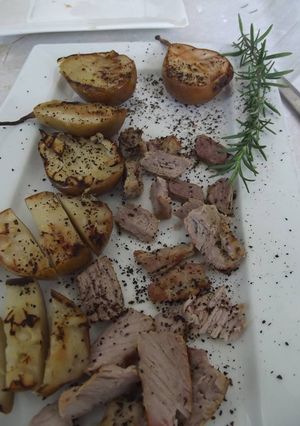 Una foto de Pierna de cerdo marinada al tequila y peras asadas