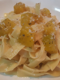 Una foto de Tagliatelle con salsa de whisky y calabaza asada