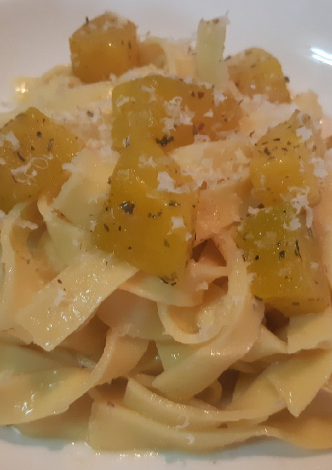 Una foto de Tagliatelle con salsa de whisky y calabaza asada