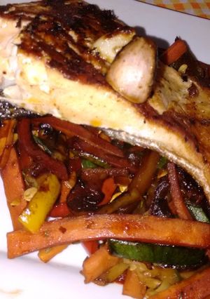 Una foto de Salmón con verduras al wok