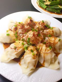 Hình của món Sủi cảo gà+tôm sốt mè cay.