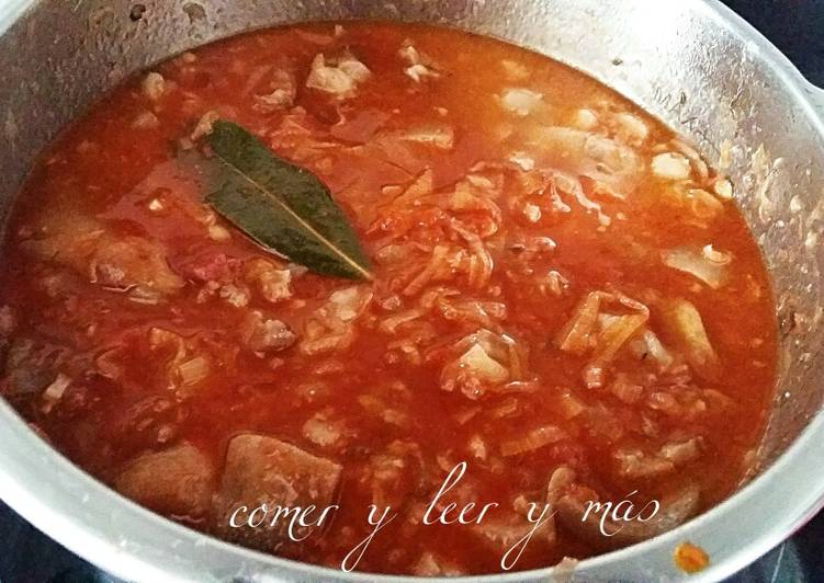 Manitas de cerdo con tomate, jamón y morro