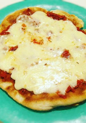 Una foto de Pizza express tipo a la piedra 😊💣👏🍴