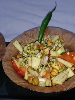स्प्राउट्स चाट (Sprouts chaat recipe in hindi) रेसिपी मुख्य फोटो