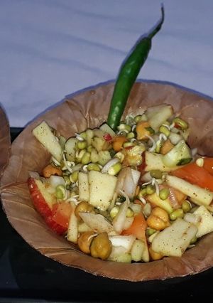स्प्राउट्स चाट (Sprouts chaat recipe in hindi) रेसिपी मुख्य फोटो