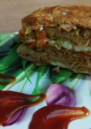 एग नूडल्स सैंडविच (Egg noodles sandwich recipe in hindi) रेसिपी मुख्य फोटो