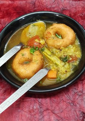 मेदूवडा सांबार (medu vada sambhar recipe in marathi) रेसिपी चे मुख्य फोटो 