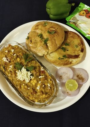 A picture of Paneer bhurji (gravy form) with bun.